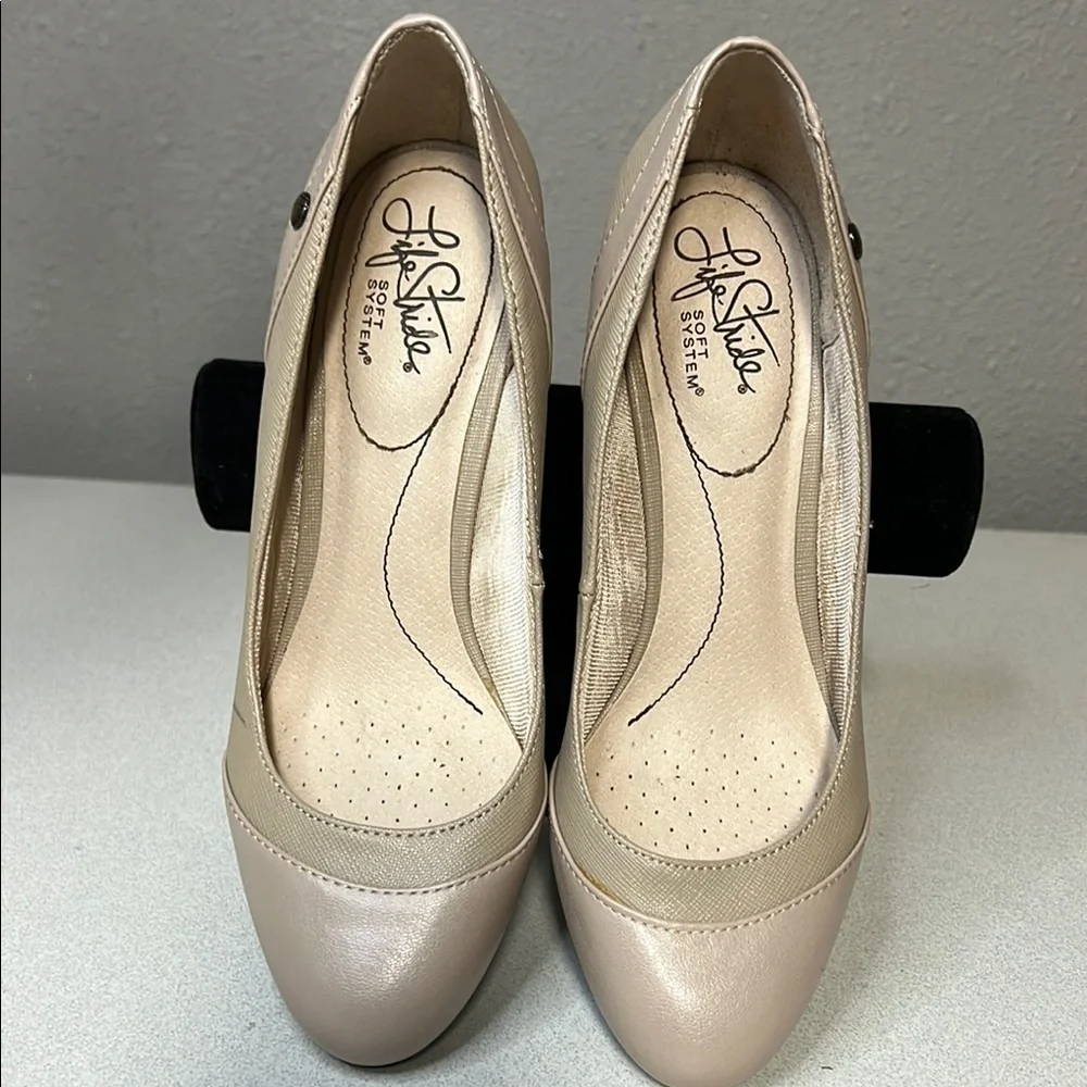 Life Stride Cream Heels Classic Pump Design